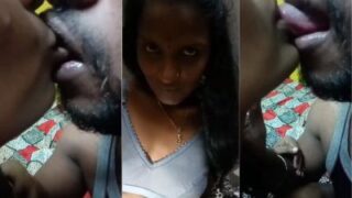 Pasangan Selingkuhannya Menjilat Lidah Si Istri Orang Dengan Gaya Hot Telugu.