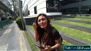 Montok Mulus Tapi Mungil, Ibu Thailand Nakal Ngewe Seru Sama Bule Gede
