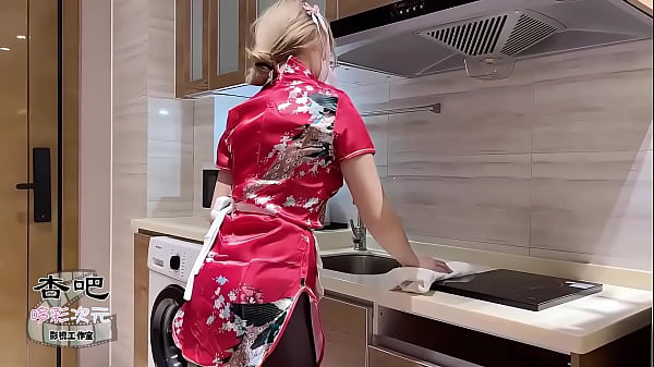 中华娘cos太骚了，老子硬到不行，直接上去干一炮
