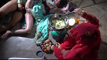 Ibu Tiri Di Dapur, Siap Masak Sambil Goyang-goyang, Bikin Bikin Ngiler Banget.