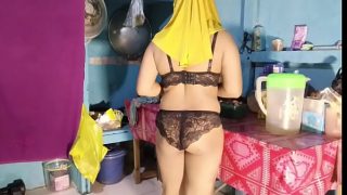 Bu Mertua Masak Pakai Bikini, Bikin Dapur Makin Panas Dan Selera Makin Liar