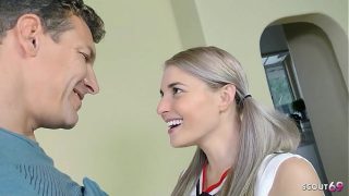 Cewek Cheerleader Kecil Berambut Pirang Dengan Toket Mungil Diajak Ngobrol Sama Bapak Tiri Sebelum Ngewe Keras Dan Disemprot Muka Penuh Air Mani.