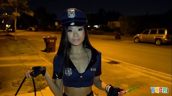Gadis Asia Vina Sky Digilir Pas Malam Halloween