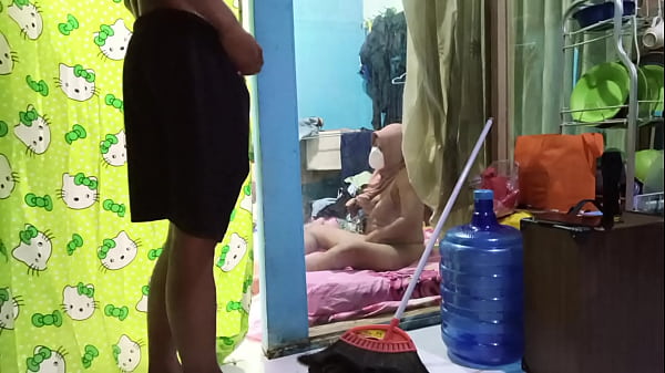 Ngentotin Istri Temen Yang Lagi Sibuk Colmek Sampe Keenakan