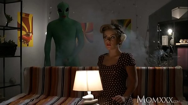 Ibu Rumah Tangga Kesepian, Malam Halloween Dijabanin Alien Sampai Dalam
