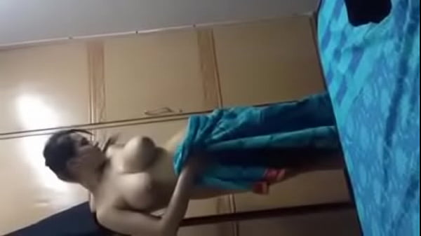 Bhabhi Abhi Mandi Se Nikli, Badan Se Paani Tapak Raha Hai, Gila Kapda Jism Se Chipka Hua.