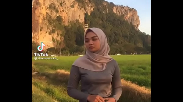 Hijab Goyang Bikin Crot