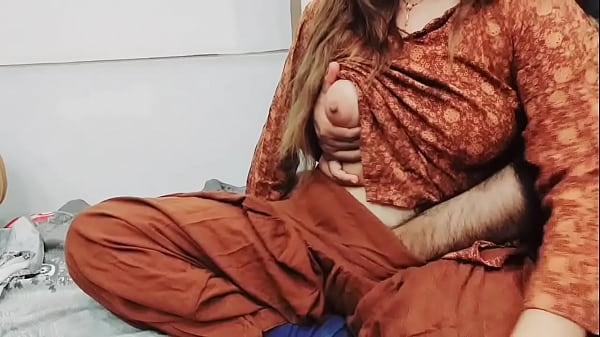 Ibu Tiri Pakistan Ngebut Di Atas Bokong Suami Yang Jadi Cuck Sambil Potong Sayur, Suara Hindi Panas Bikin Makin Basah.