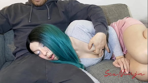 Gue Cuma Mau Rebahan Di Pangkuan Abang Tiri Biar Bisa Tidur, Tapi Malah Bikin Anget-anget.