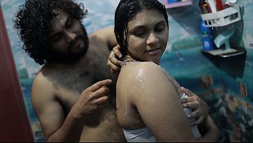 Cewek India Abangnya Dimandiin Panas-panas, Romantisnya Bikin Makin Greget