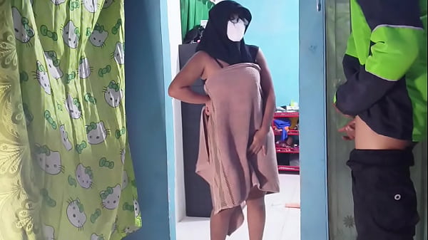 Kepergok Tukang Ojol Pas Lagi Mainin Kontol Sendiri.