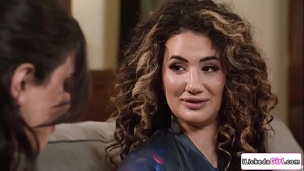 Gede-gede Toketnya, Cewek Lesbian Duduk Di Muka Kru Kurir Arab Montok.