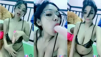 Cewek Berkacamata Ngewe Dildo Live, Ngeces Basah Sampe Kenceng