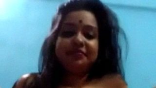 Cewek India Manis Pamer Pantat Sambil Colok Memek Basah