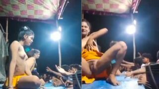 Desa Kering, Laki-laki Mabuk Nikmatin Goyang Bugil Di Atas Panggung.