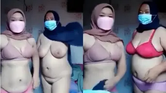 Dua Tante Berhijab Bugil, Toket Montok Goyang Sambil Ngajak Main.