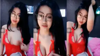 Lingerie Merah Nempel Basah, Kacamata Hot Live Bikin Ngaceng