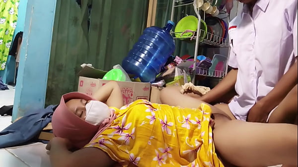 Ajak Ngentot Ibu Tiri Pas Mau Berangkat Sekolah, Makin Panas Rasanya