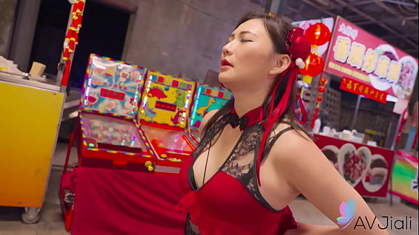 Cewek China Mio Digebrak Di Pasar Malam, Makin Nafsu Lihat Pantatnya Bergoyang.