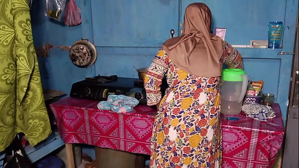 Ngentot Bini Temen Pas Lagi Masak, Rasanya Makin Nikmat.