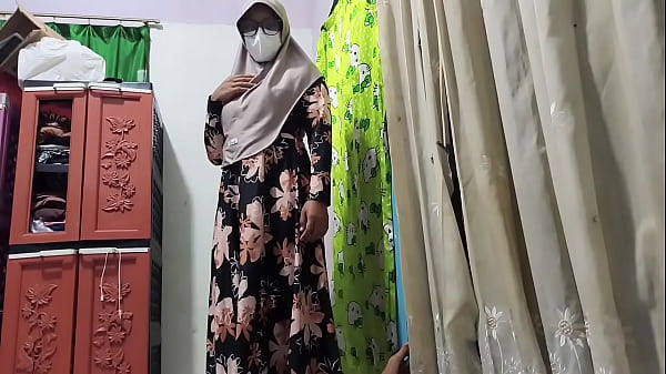 Bu Guru Lihat Murid Colok Memek, Langsung Diajak Ngentot Di Kelas.