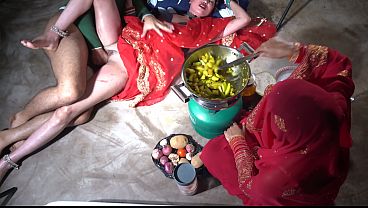 Ibu Tiri India Lagi Ngocok Di Dapur, Omongan Kotor Bikin Makin Panas