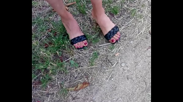 Ibu-ibu Arab Pelacur Dengan Jari Kaki Seksi Dan Heels Yang Bikin Ngilu, Siap Digoyang
