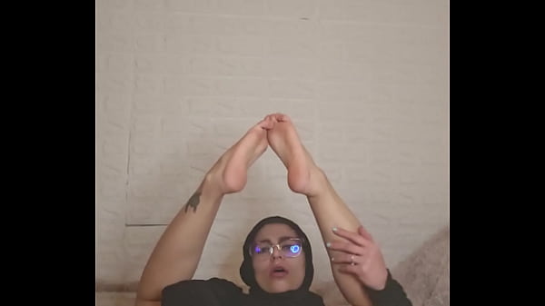 Ibu Rumah Tangga Arab Mia Pamer Kaki Di Bawah Niqab, Kumpulan Video Hot
