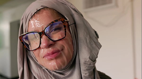 Hijab Cosplay – Ibu Bule Amerika Digoblok Habis Di Muka