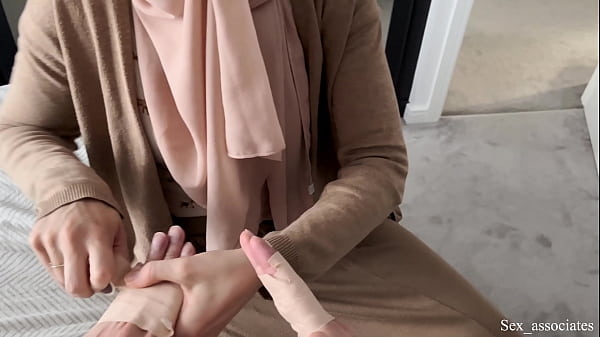 Ibu Tiri Arab Bantu Anaknya Yang Tangan Patah, Pelan-pelan Bikin Dia Makin Tegang.