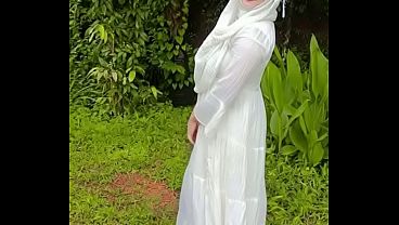 Mamerin Pantat Hijabku Di Luar Ruangan, Bikin Lihat Makin Pengen.