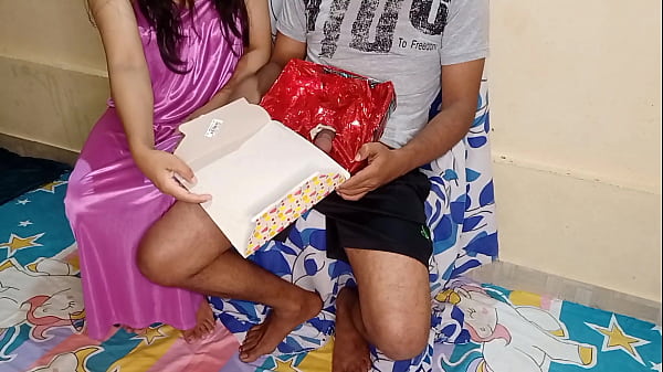 Ibu Tiri India Yang Hot Dapat Kejutan Kue Spesial Di Hari Ulang Tahunnya Dengan Suara Hindi Yang Bikin Bergairah