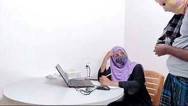 Bankir Cantik Berjilbab Digarap Kasar Petani Kampung, Desi Crot Panas