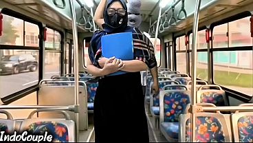Istri Muslim Pulang Dari Kampus Sendirian Di Bis, Langsung Digaruk Orang Asing Di Atas Jilbabnya.