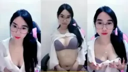 Amerlita Seksi Berkacamata, Bikin Ngiler Pengen Lihat Lebih Dalam