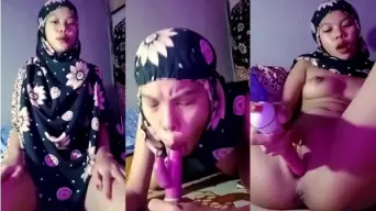 Anggi Si Hijab Nakal Lagi Asik Colmek Di Kamar, Nafsu Menggila