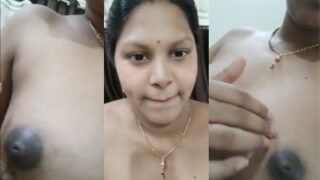 Desi Cewek Chennai Telanjang, Tekan-tekan Buah Dadanya Yang Montok.