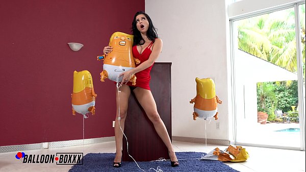 Ibu-ibu Rusia Crystal Rush Nge-gercek Balon Trump, Bikin Sange!