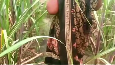 Ibu Tiri Sama Anak Tiri Ngentot Di Luar Rumah Kampung, Basah Kuyup Kena Tanah.