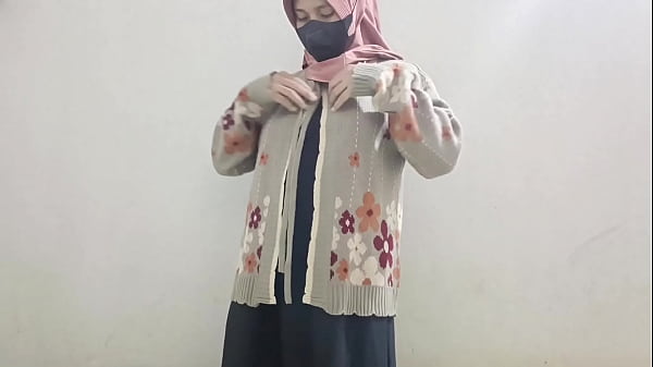 Gadis Berjilbab Main Timun Sambil Desah-desah Nafsu