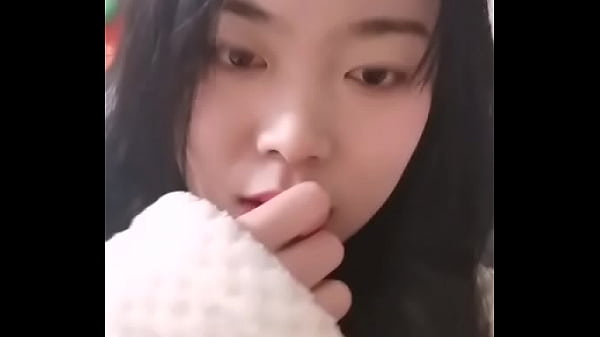Gadis Cina Yang Imut, Siap Digoda Dengan Bibir Ranum Dan Pinggul Bergoyang.