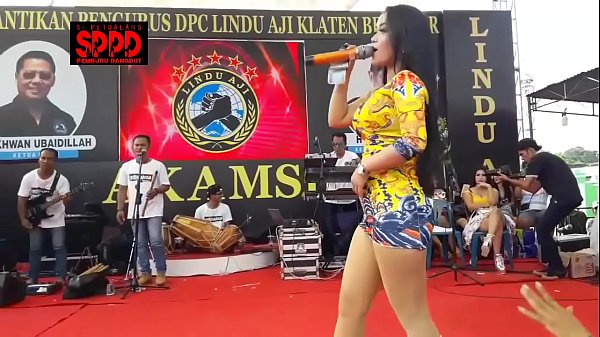 Tarian Erotis Indonesia – Sintya Riske Bergoyang Liar Di Panggung, Bikin Mendingin!