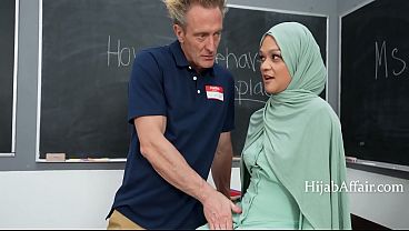 Hr Gadis Arab Digebokin Bareng Temen-temen Kantor