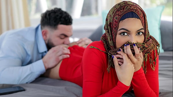 Kakak Tiri Pengen Ngajarin Adik Hijabnya Beberapa Trik Hot Sebelum Nikah – Hijab Nafsu