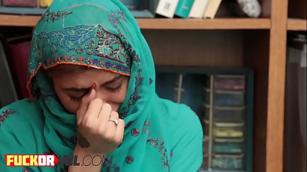 Petugas Nakal Menyuapi Remaja Arab Dengan Sosis Yang Menegang Dan Basah