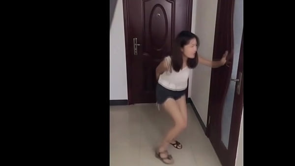Gadis-gadis China Ngos-ngosan Kebelet Pipis, Udah Mepet Banget.