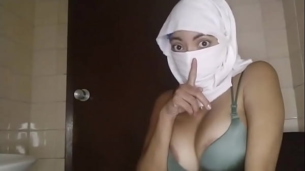 Istrinya Muslim Arab Yang Haus Ngentot, Sange Berat, Muncratin Memek Sendiri Diam-diam Saat Suami Keluar