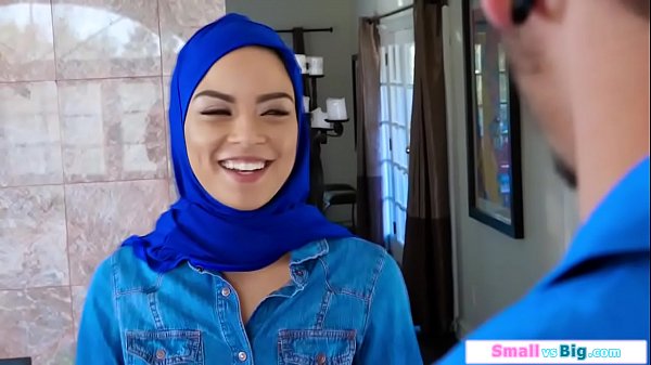 Gadis Arab Mungil Digebuk Kontol Gede Dua Lelaki
